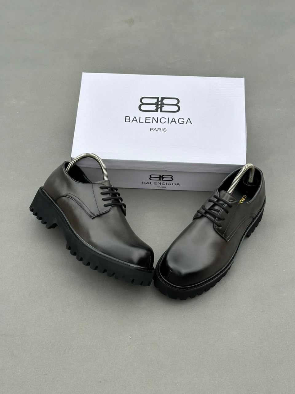Chaussure grosse semelle en cuir