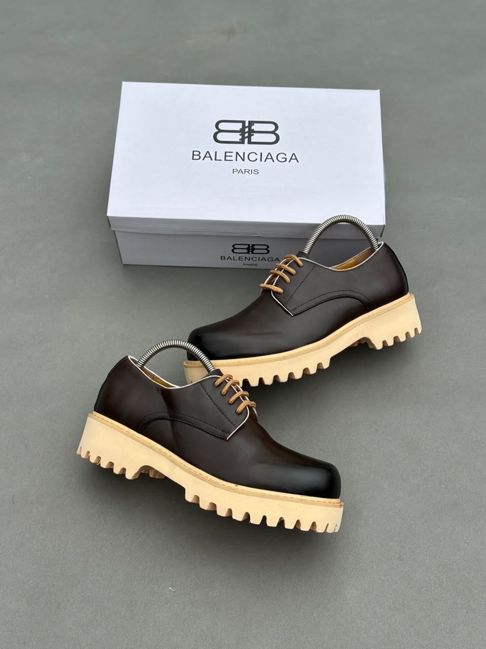 Chaussure grosse semelle en cuir